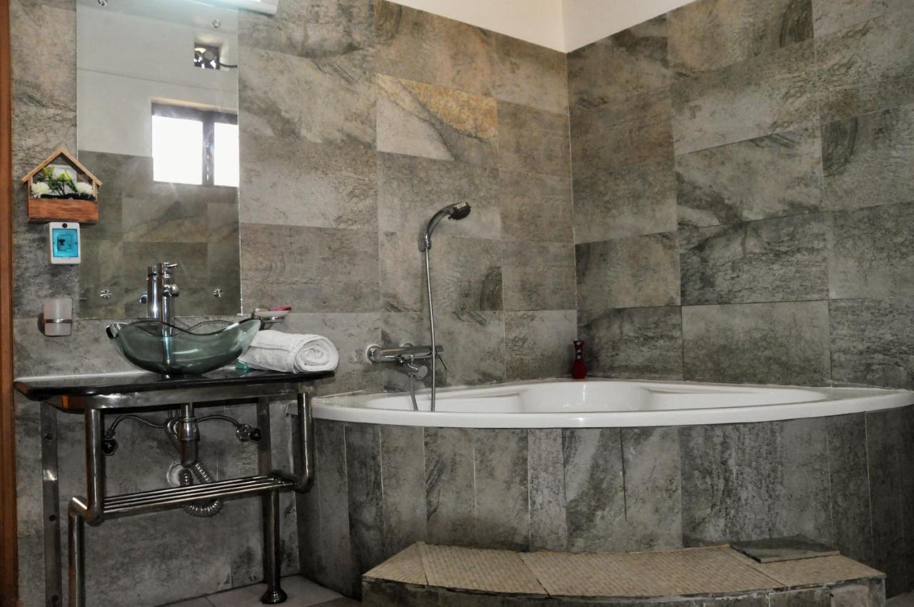 Blue Moon Residency Hotel Islamabad Bagian luar foto