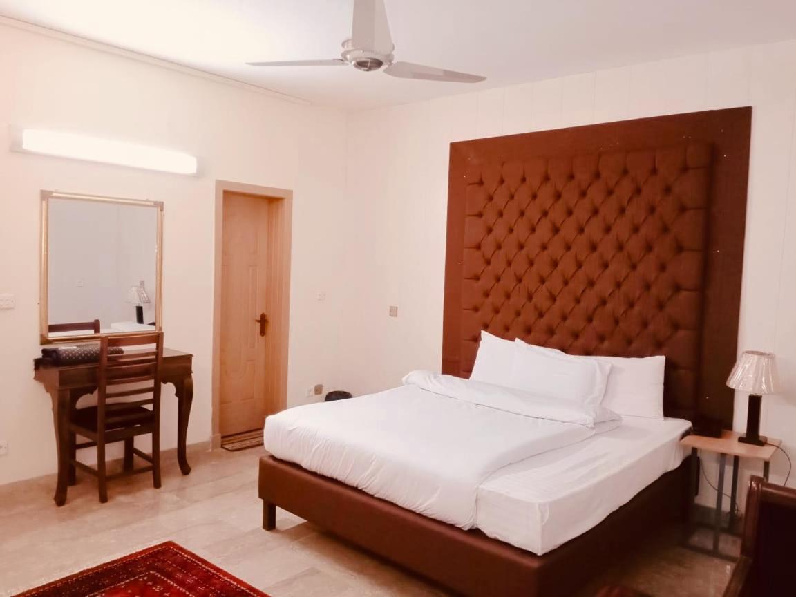 Blue Moon Residency Hotel Islamabad Bagian luar foto